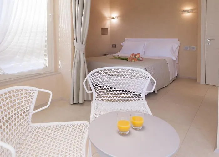 Aparthotel & Mirabel 3*